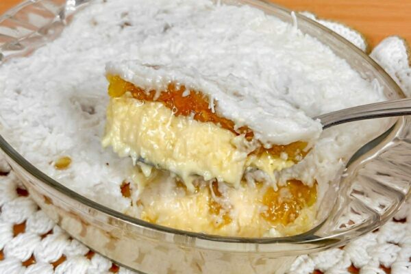 Sobremesa de abacaxi na travessa muito fácil e prática