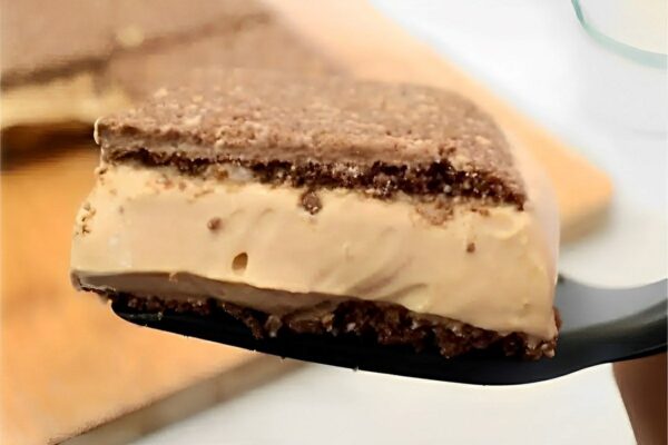 Sobremesa de doce de leite com chocolate feita sem gelatina e que não vai ao fogo