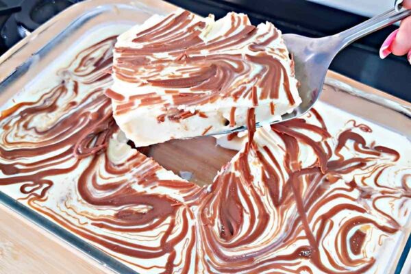 Sobremesa de leite e chocolate que derrete na boca e é muito fácil de preparar