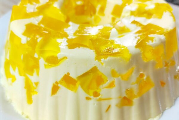 Sobremesa fácil com gelatina e creme de leite para fazer no fim de semana