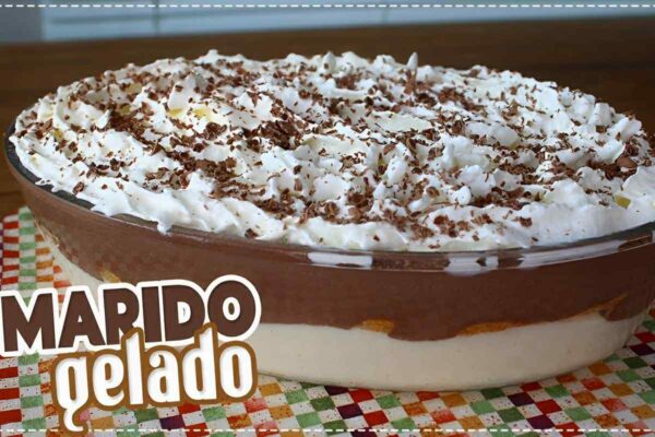 Sobremesa marido gelado fácil e deliciosa com camadas de biscoito e cobertura de chantilly