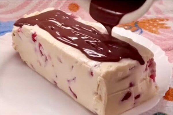 Sobremesa na caixinha de leite tão fácil de fazer que é só misturar tudo e servir bem geladinha