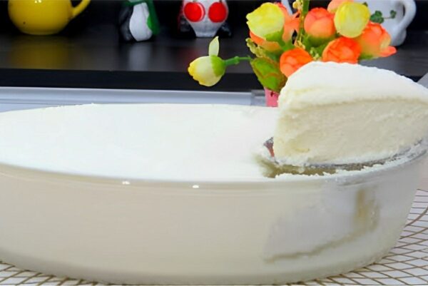 Sobremesa nuvem de leite ninho de liquidificador é só bater todos os ingredientes e levar pra gelar