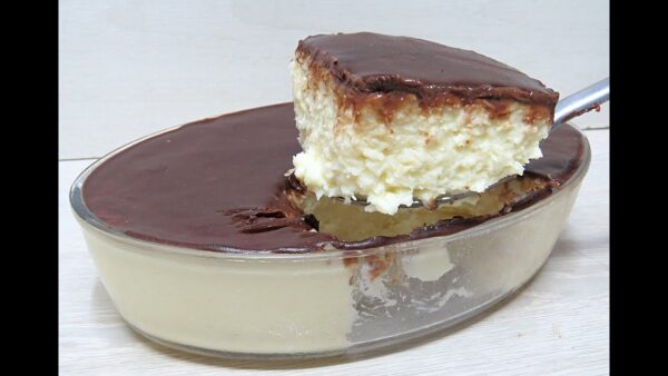 Sobremesa prestígio de travessa uma sobremesa deliciosa feita com poucos ingredientes