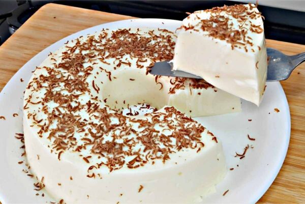 Sobremesa rápida de coco com chocolate é só misturar os ingredientes e levar pra gelar