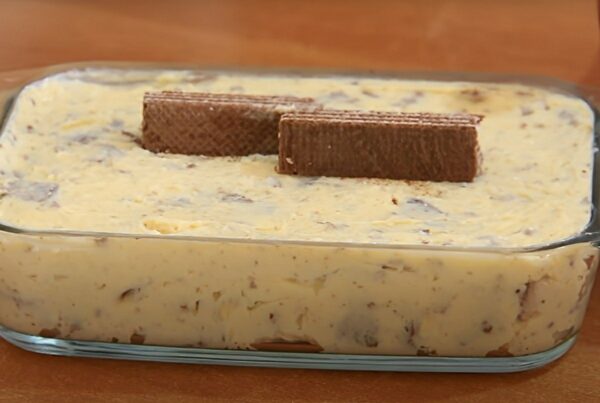 Sobremesa sem leite condensado nem creme de leite muito cremosa econômica e fácil de fazer