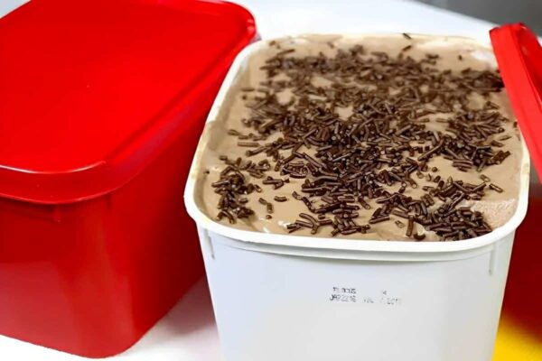 Sorvete caseiro de gelatina sabor chocolate muito cremoso e perfeito para a sobremesa do fim de semana