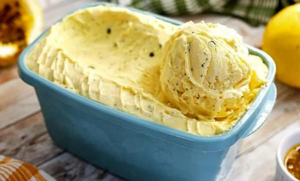 Sorvete de Maracujá com a Fruta