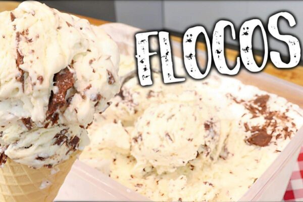 Sorvete de flocos profissional muito cremoso e com pedaços de chocolate de verdade