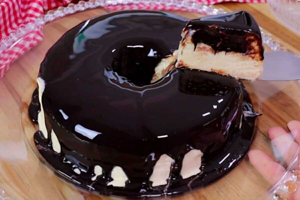 Sorvetão cremoso com calda de chocolate perfeito para a sobremesa