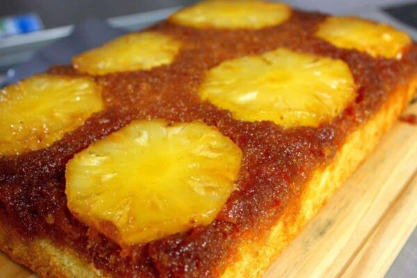 Super fácil de fazer esse de bolo de abacaxi caramelizado que já sai do forno com a cobertura pronta