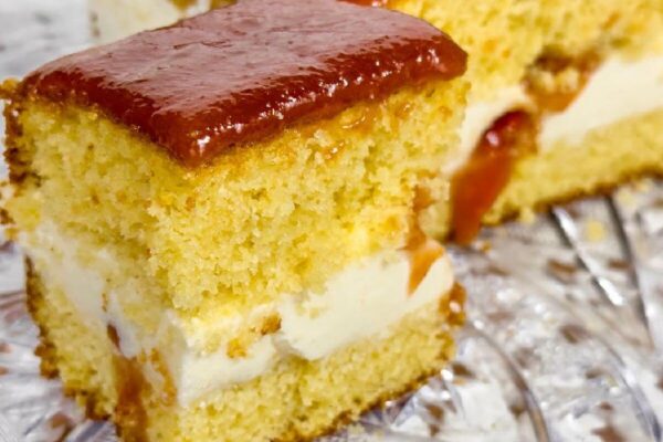 Todo mundo adora essa bolo de fubá com goiabada delicioso