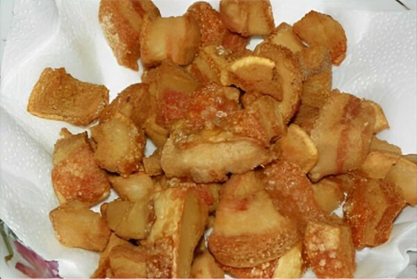 Torresmo na panela de pressão sequinho crocante e não faz sujeira na cozinha.