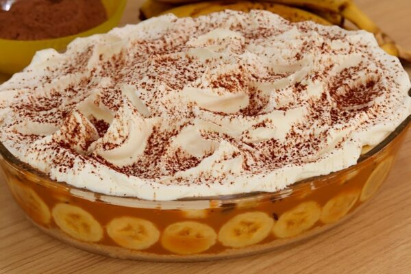 Torta banoffee na travessa a sobremesa fácil perfeita para o feriado prolongado