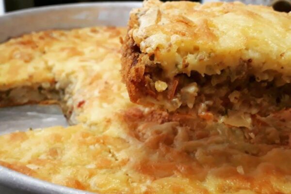 Torta cremosa de carne moída com uma massa leve e simples de preparar