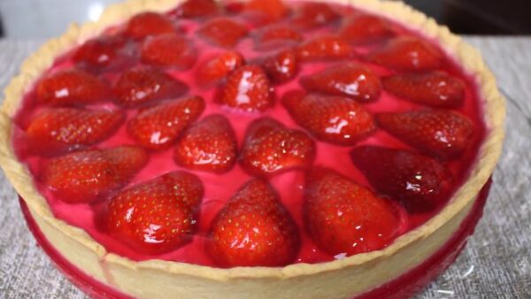 Torta de Morango Espelhada, vai deixar todos de queixo caído.