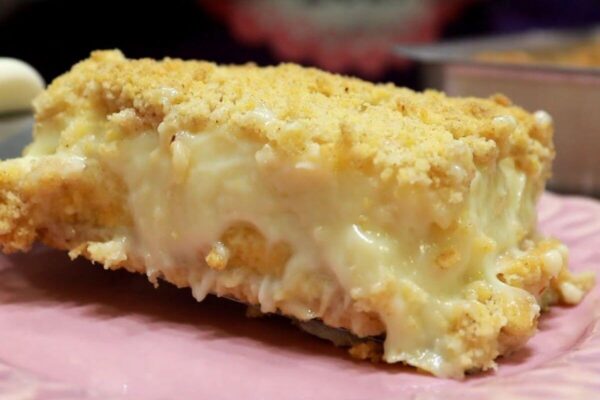 Torta de banana cremosa que fica uma maravilha e todo mundo vai querer mais um pedaço