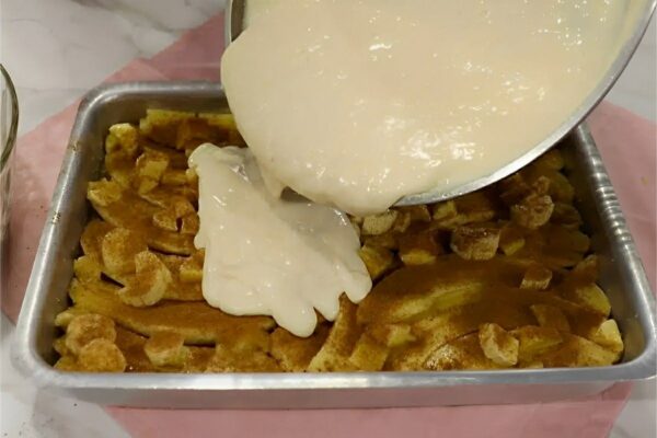 Torta de banana já sai recheada do forno dá para comer de sobremesa ou no lanche da tarde