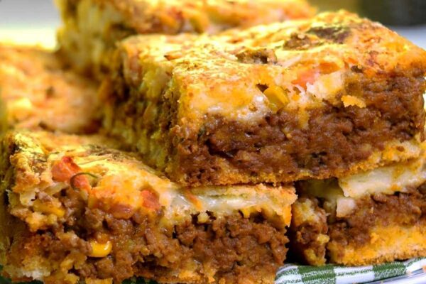 Torta de carne moída molhadinha deliciosa e fácil de fazer para o lanche
