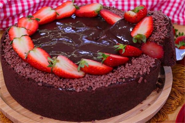 Torta de chocolate com morango feita com massa de biscoito muito fácil e deliciosa
