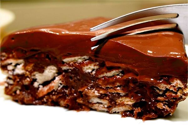 Torta de chocolate fácil rápida e cremosa até criança consegue fazer