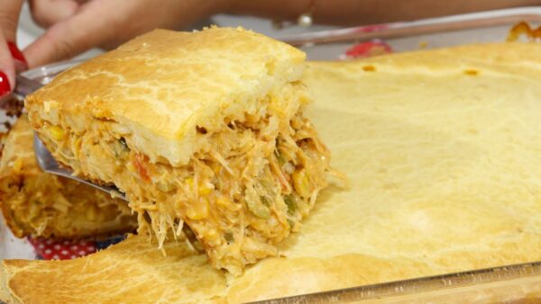 Torta de frango com massa que derrete na boca bem recheada e cremosa uma delícia