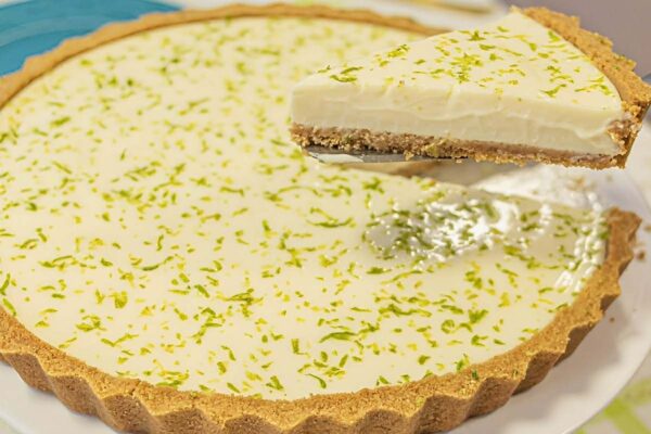 Torta de limão simples e deliciosa feita com poucos ingredientes
