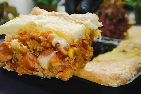 Torta de salsicha deliciosa e fácil de fazer é só misturar os ingredientes da massa rechear e levar pra assar