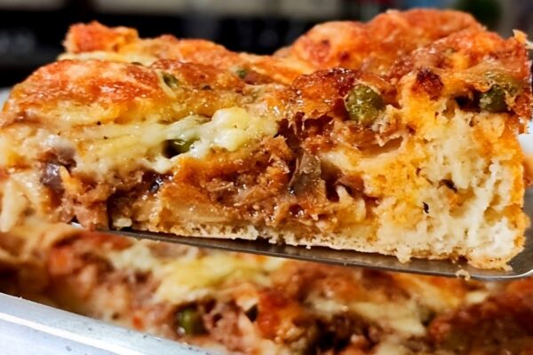 Torta de sardinha de liquidificador com recheio molhadinho e delicioso