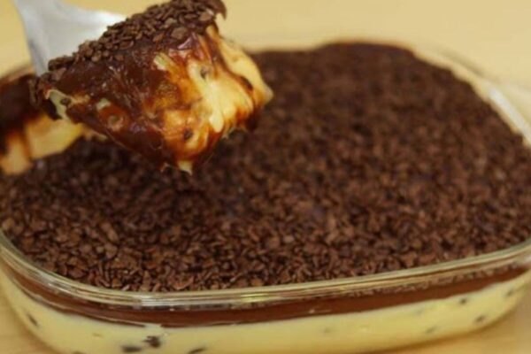 Travessa trufada de chocolate uma sobremesa geladinha e muito cremosa