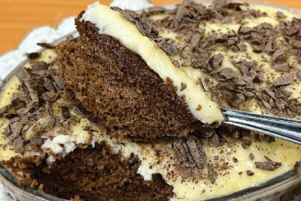 Veja como é fácil de fazer e como fica delicioso esse bolo de prestígio na travessa