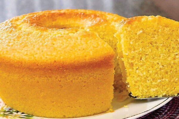 Veja como se faz bolo de fubá perfeito para acompanhar aquele café que perfuma a casa toda