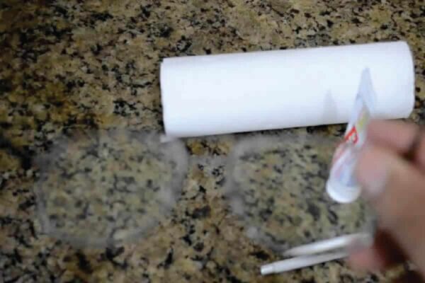 Veja um jeito bem fácil de remover riscos de óculos