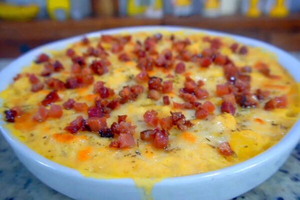 Você vai querer comer mandioca desse jeito depois que aprender essa mandioca cremosa gratinada