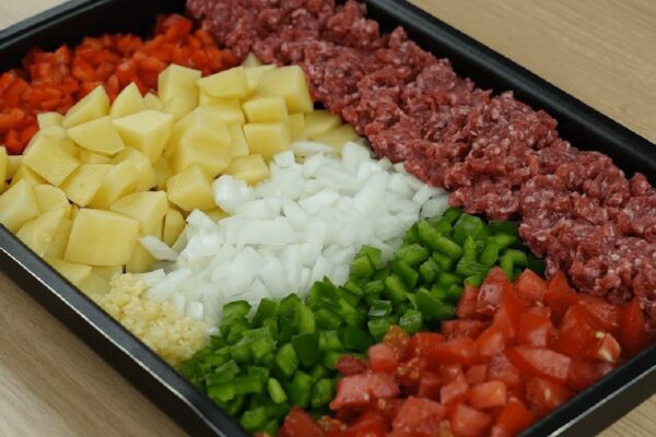 É só misturar tudo e levar ao forno essa carne moída com legumes super saborosa