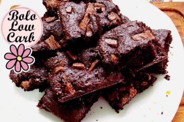 Bolo de chocolate low carb que fica delicioso e você pode comer sem medo de engordar