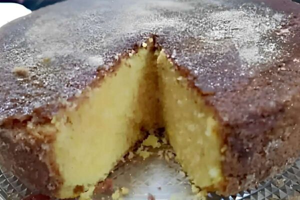 Bolo de fubá com cobertura de açúcar e canela muito fofinho e perfeito para a hora do café