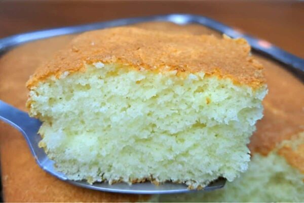 Bolo de leite quente sem óleo e sem manteiga super fofinho e perfeito para o lanche