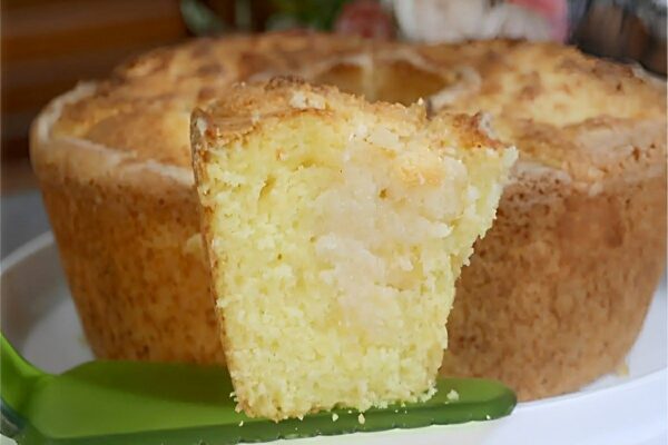 Bolo grande feito com apenas com 2 ovos e que já sai do forno recheado