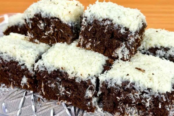 Bolo prestígio molhadinho com uma cobertura incrível