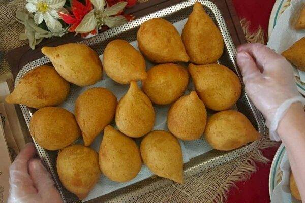 Coxinha com massa de batata que derrete na boca perfeita para o lanche