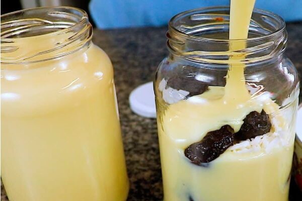 Doce de leite com ameixa no pote de vidro fica uma beleza e não é difícil de preparar
