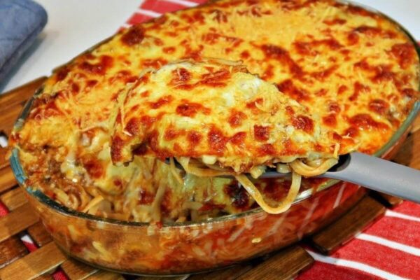 Esse macarrão cremoso de forno fica tão gostoso que sua família vai te pedir toda semana