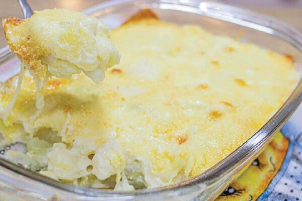 Faça um almoço de domingo delicioso com essa batata ao molho branco como acompanhamento