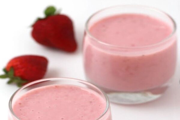 Iogurte caseiro que rende até 1,5L com ingredientes baratos e simples