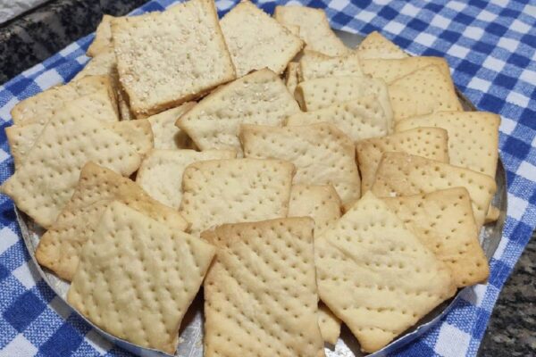 Isso mesmo dá para fazer bolacha de água e sal caseira que fica igualzinha a original