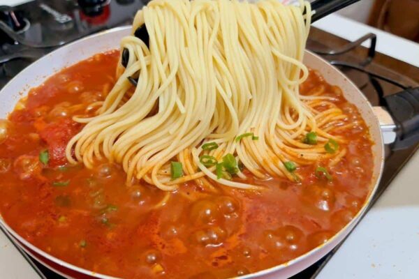 Macarrão rápido com um molho secreto e delicioso