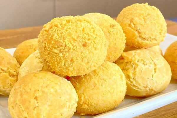 Misturei tapioca e mais 2 ingredientes e fiz um pão de queijo leve e delicioso para tomar café