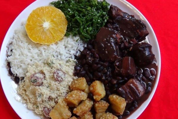O prato mais tradicional do país para você fazer em casa feijoada completa carregada de sabor