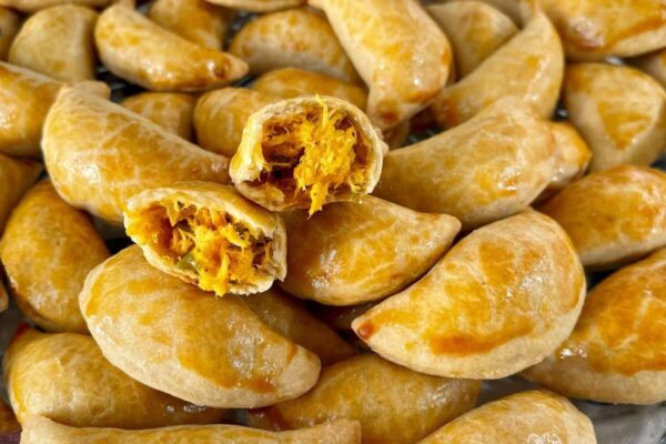 Pastelzinho assado com uma massa perfeita que leva só 2 ingredientes